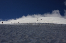 Зону трещин обходим слева